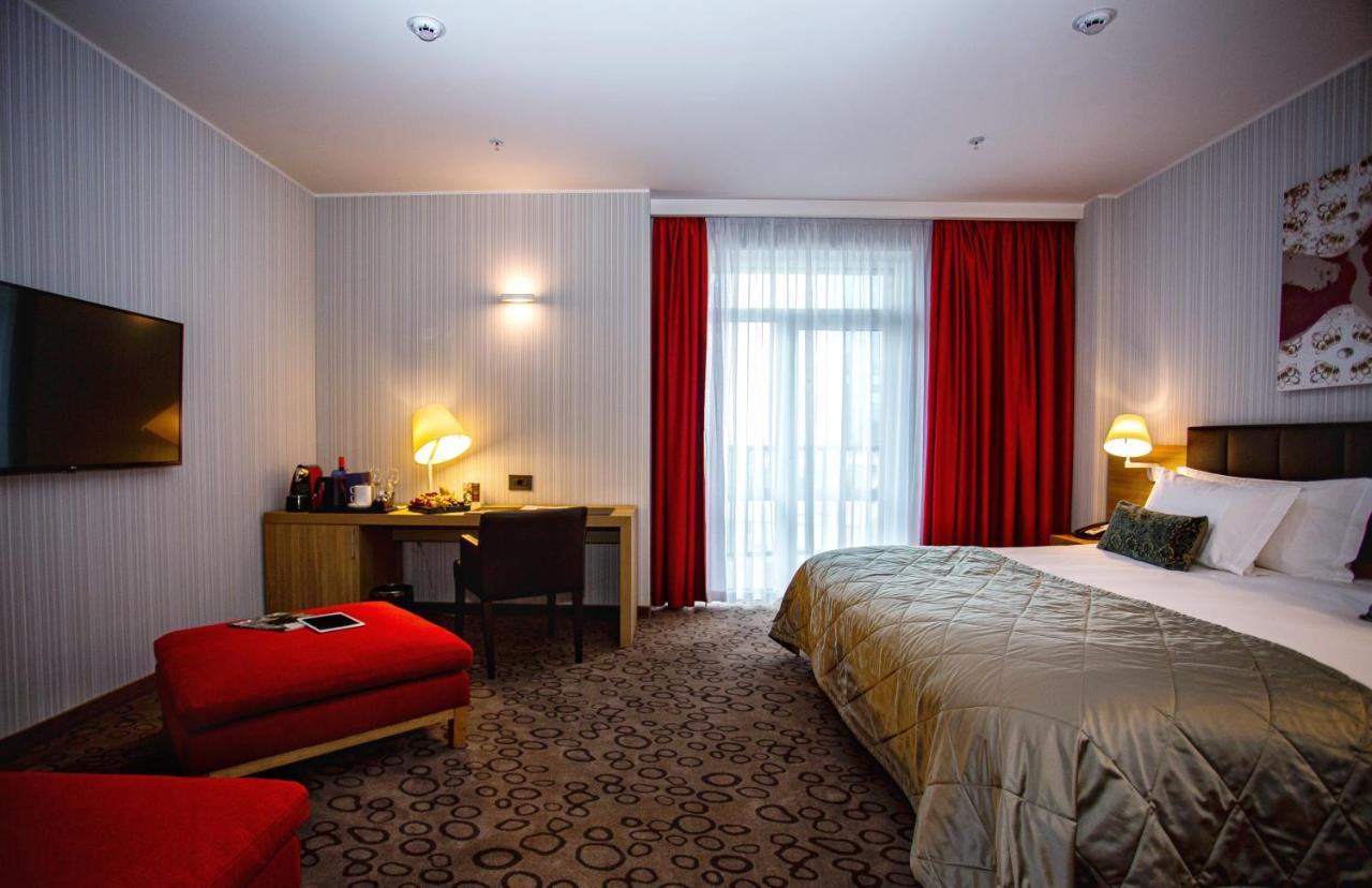 Domina Hotel Novosibirsk Bagian luar foto