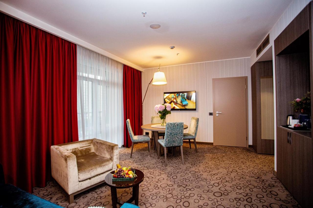 Domina Hotel Novosibirsk Bagian luar foto